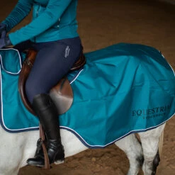 Uitrijdeken Equestrian Stockholm Aurora Blues Darkturquoise -Paard Verzorging uitrijdeken equestrian stockholm aurora blues darkturquoise 1500x1500 166081