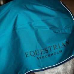 Uitrijdeken Equestrian Stockholm Aurora Blues Darkturquoise -Paard Verzorging uitrijdeken equestrian stockholm aurora blues darkturquoise 1500x1500 166082